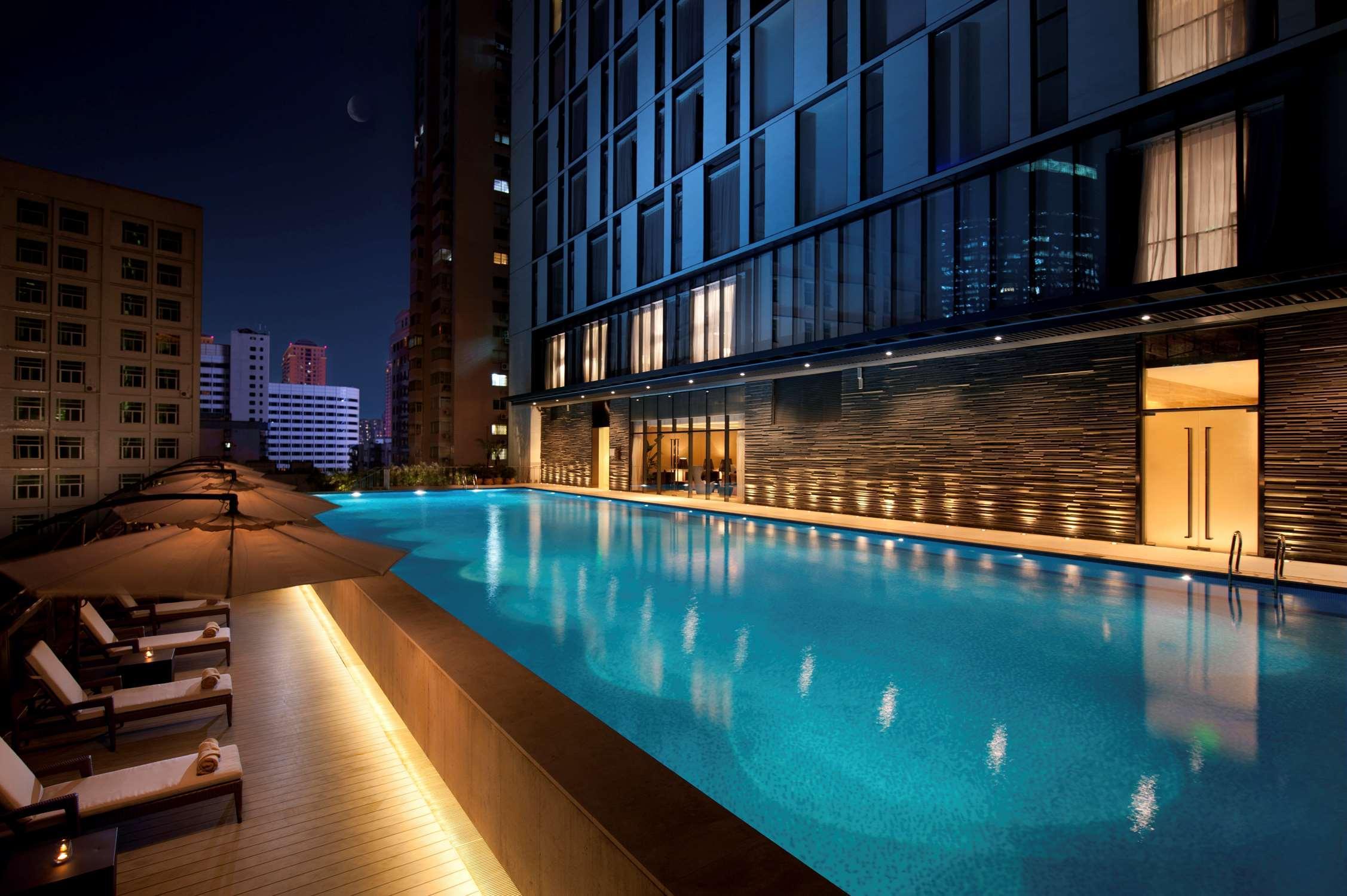 Hilton Guangzhou Tianhe Hotel Ngoại thất bức ảnh The swimming pool at the hotel