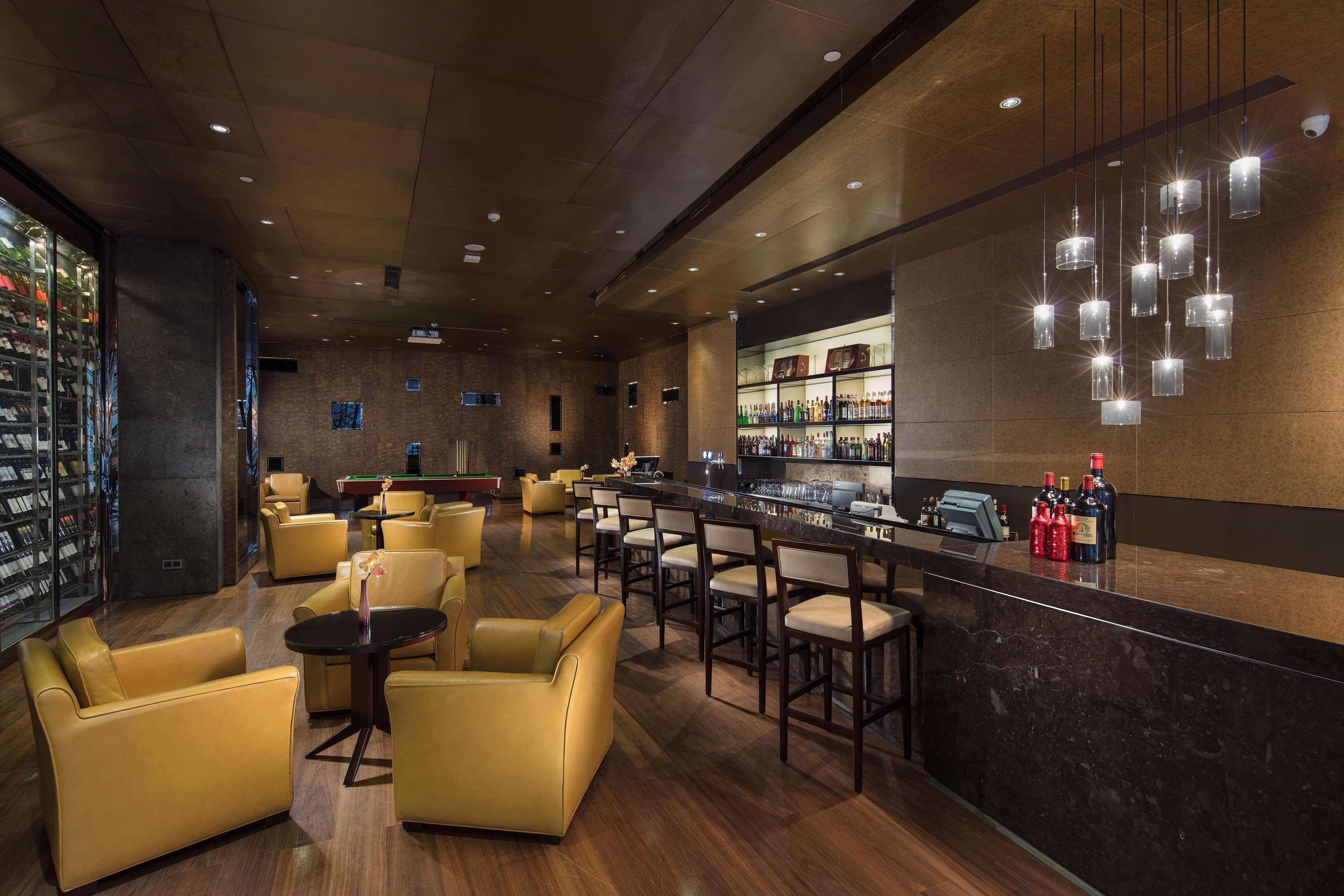 Hilton Guangzhou Tianhe Hotel Ngoại thất bức ảnh The bar at the lounge