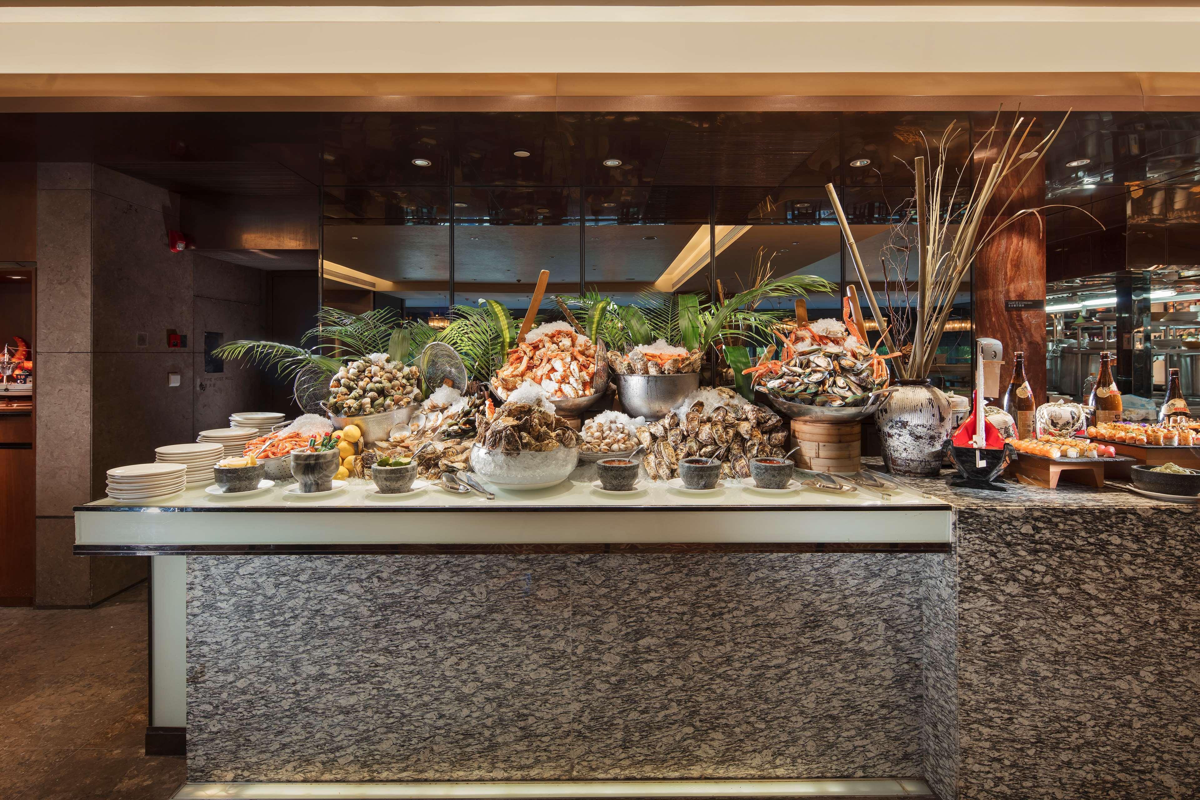 Hilton Guangzhou Tianhe Hotel Ngoại thất bức ảnh Seafood display at the buffet