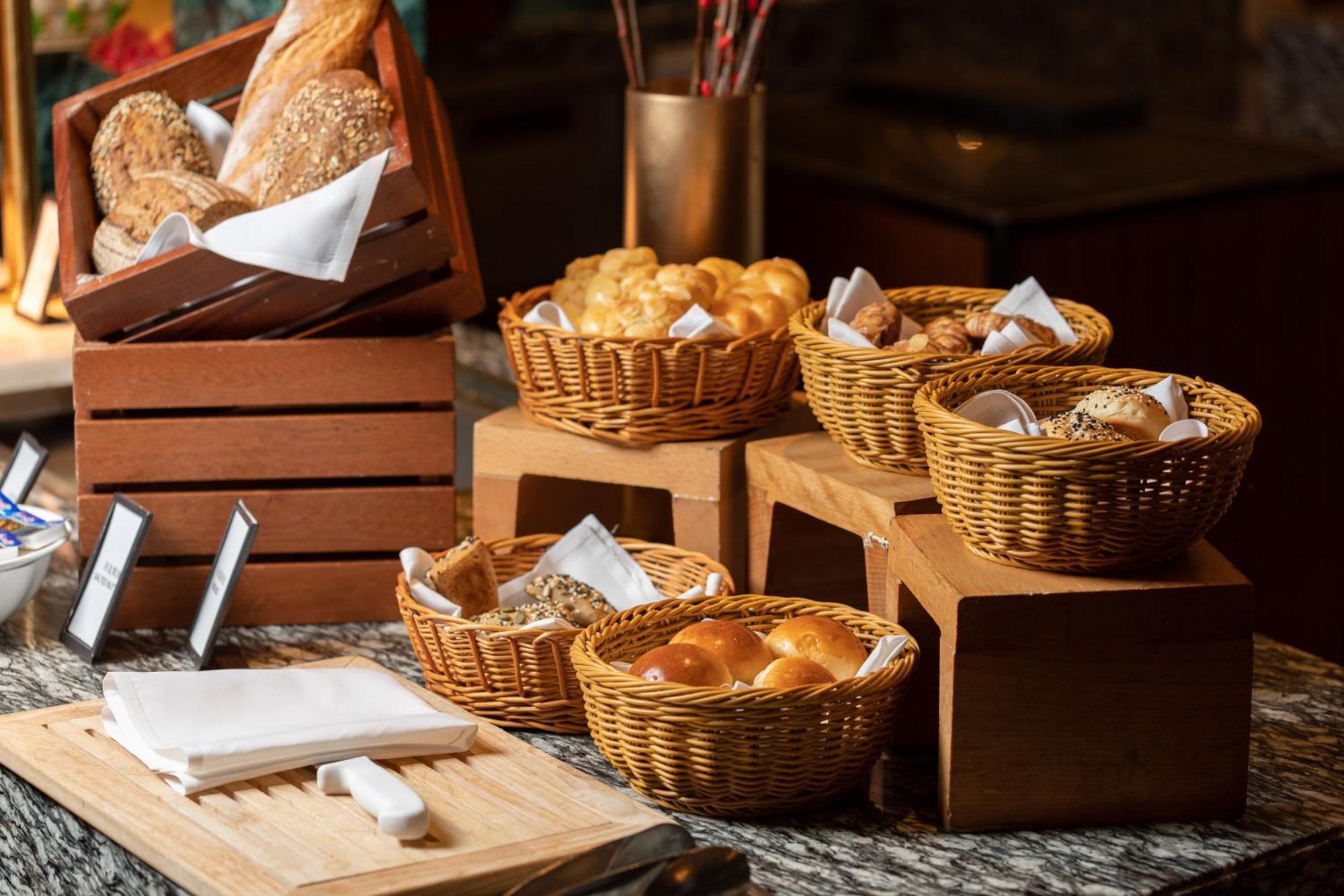 Hilton Guangzhou Tianhe Hotel Ngoại thất bức ảnh Bread at a buffet