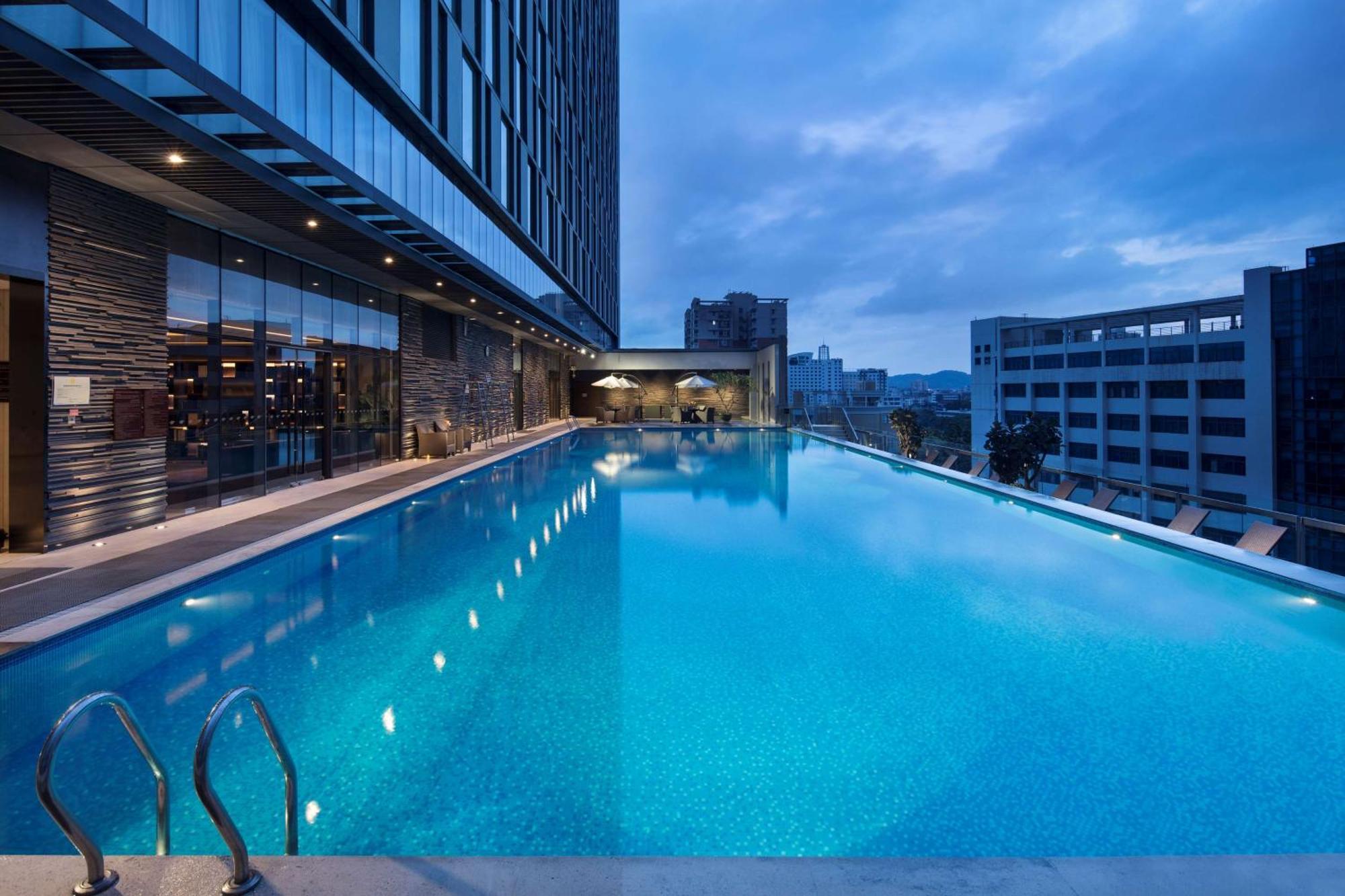Hilton Guangzhou Tianhe Hotel Ngoại thất bức ảnh The swimming pool at the hotel