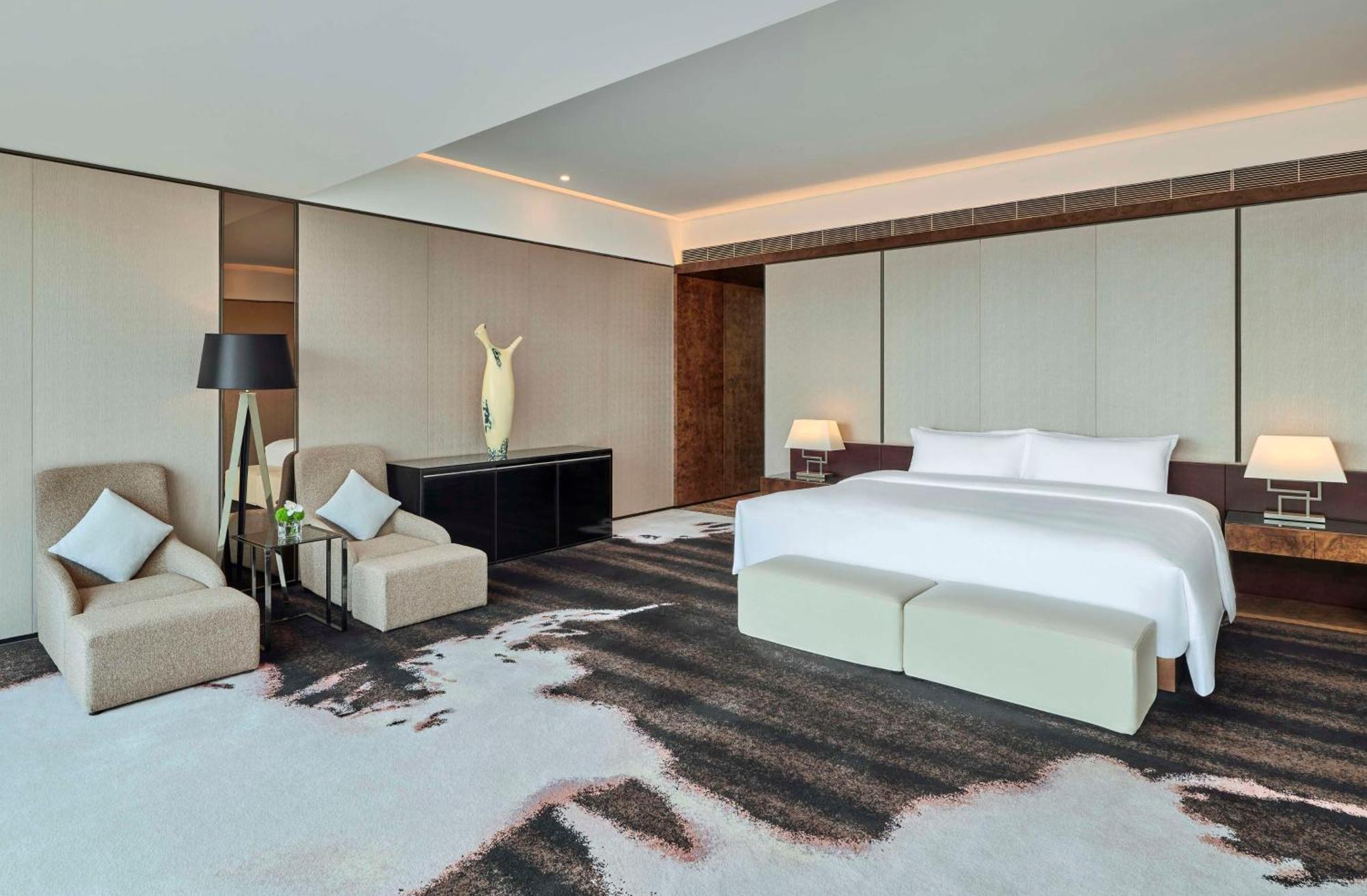 Hilton Guangzhou Tianhe Hotel Ngoại thất bức ảnh A bedroom at the hotel